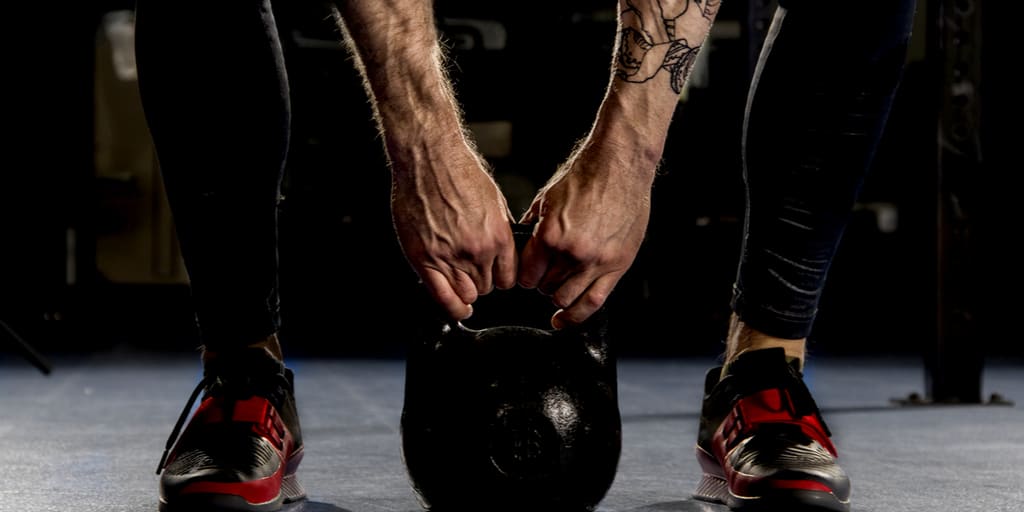 2 exercícios que todo atleta iniciante deve fazer com kettlebells