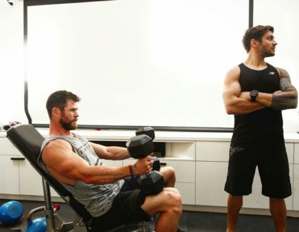 Internautas estão babando com o treino sem camisa de Chris Hemsworth, o Thor