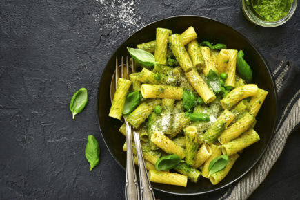 Macarrão ao molho pesto